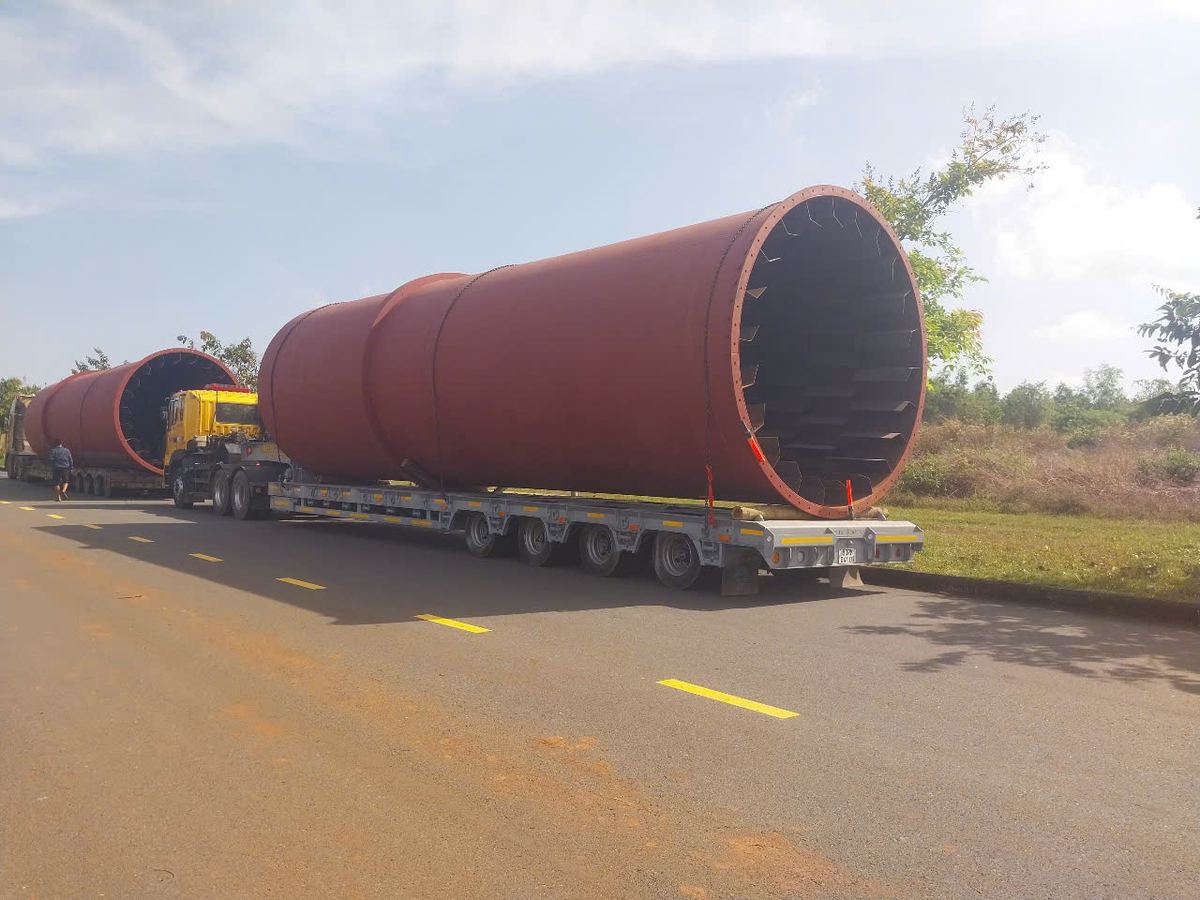 silo xi măng trạm trộn bê tông chằng buộc trên mooc lùn
