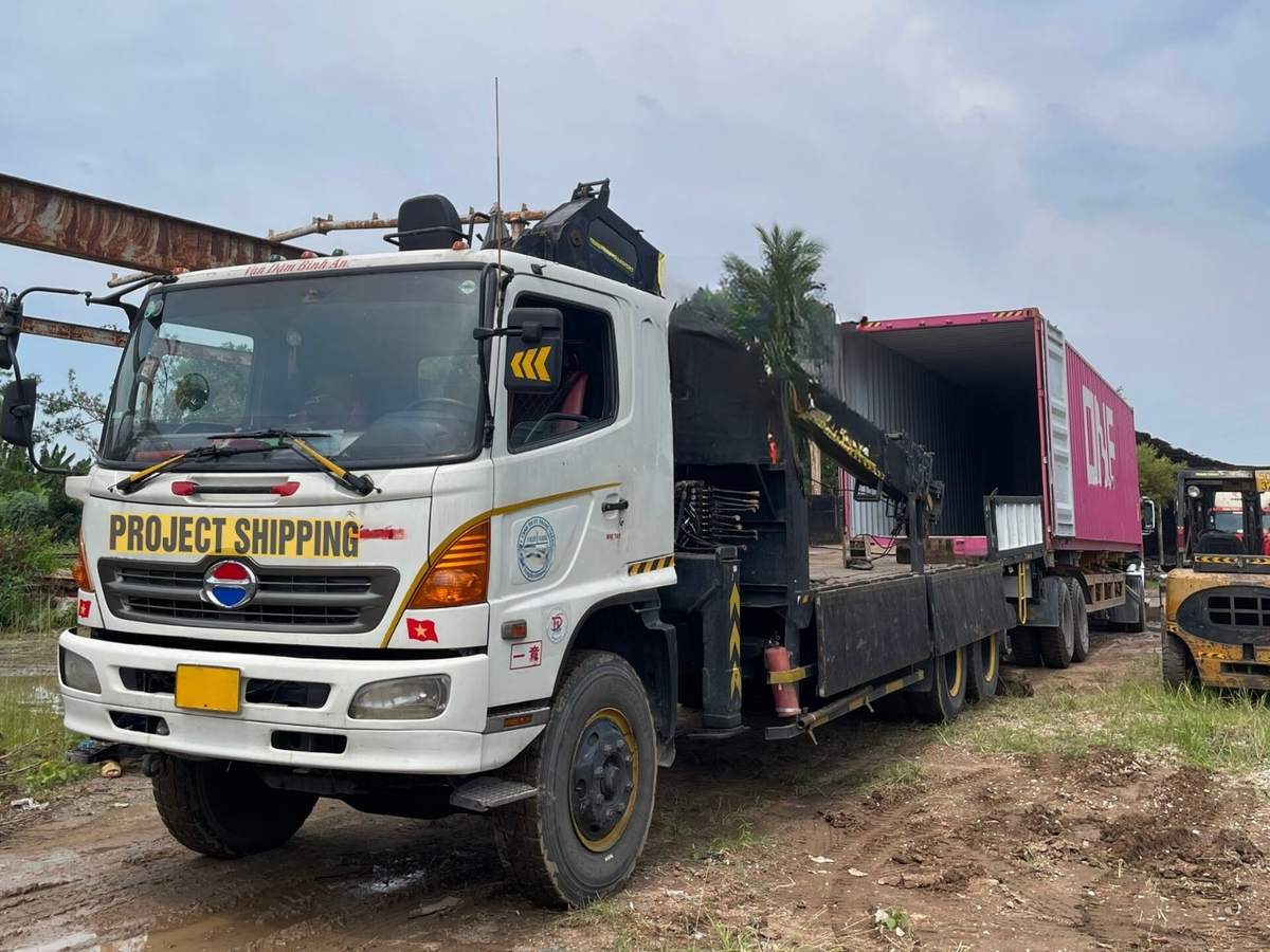 Cẩu và đóng kiện vận chuyển tượng phật lên container tại xưởng Phú Mỹ