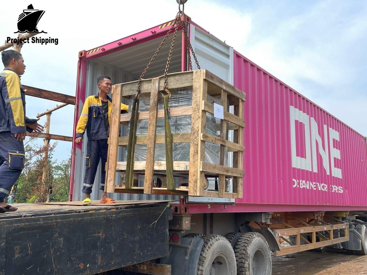 Lashing chằng buộc kiện tượng phật trong container 40FR trước khi xuất đi Mỹ