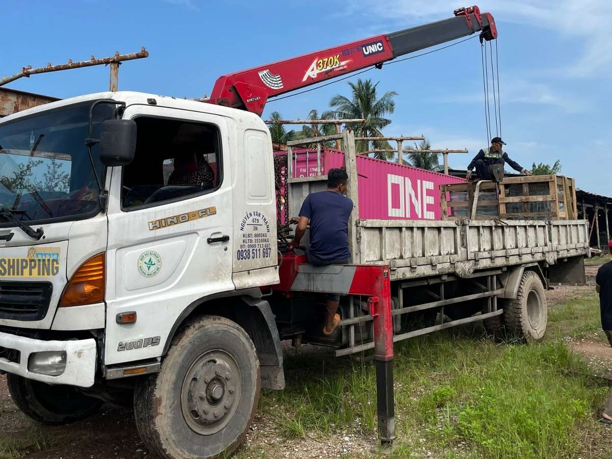 Xe đầu kéo Project Shipping vận chuyển tượng phật ra cảng Cát Lái