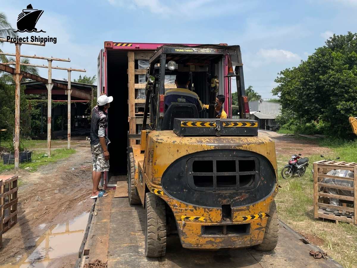 Đưa kiện tượng phật vào container bằng xe nâng tại kho Project Shipping