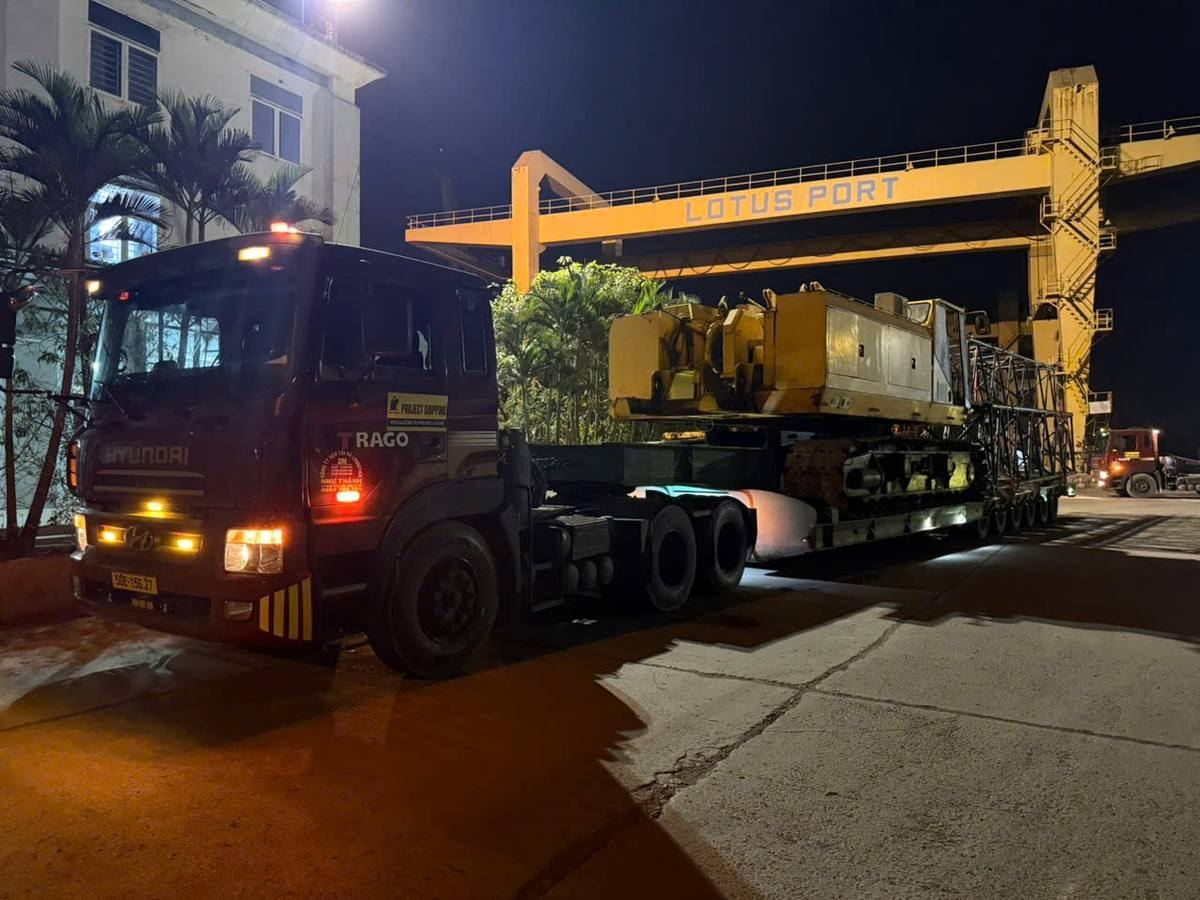 Đầu kéo Project Shipping chở thân xe cẩu Manitowoc-4600 tại cảng
