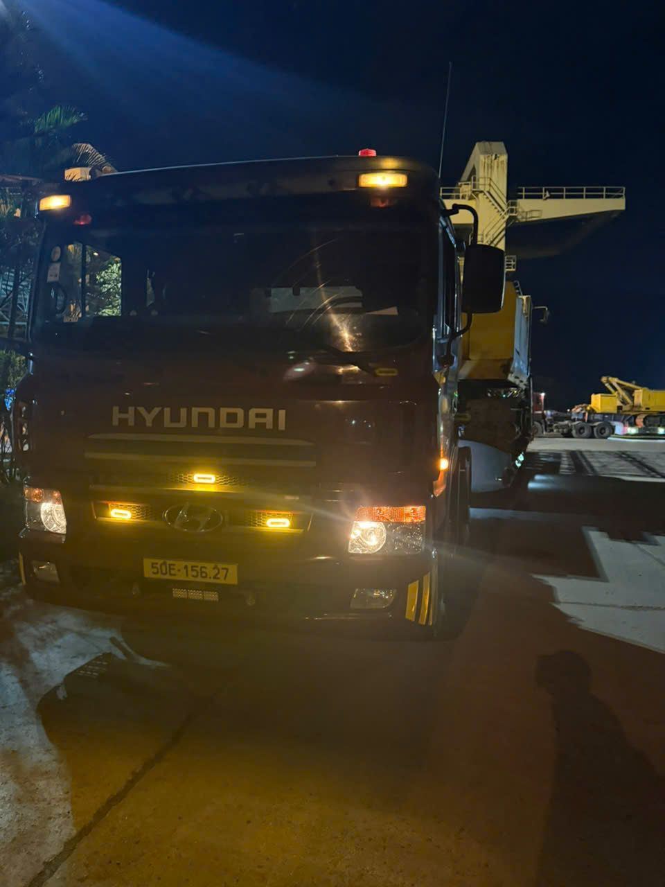 Xe đầu kéo Hyundai vận chuyển xe cẩu Manitowoc-4600 quá khổ quá tải