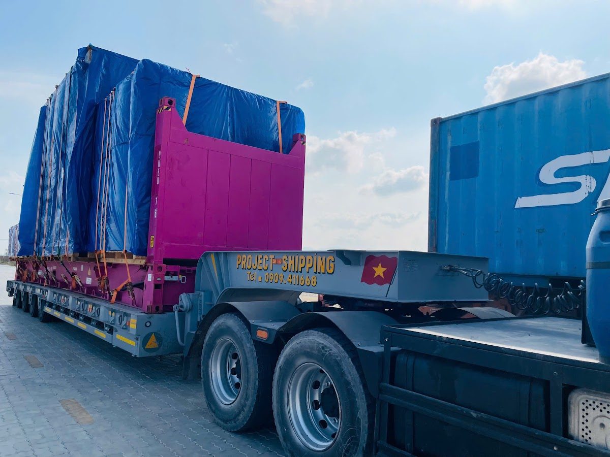 40ft flat rack with tarped cargo on a Project Shipping lowbed at TCTT terminal, Cai Mep port