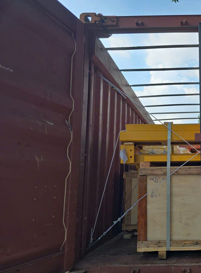 Bên trong container open top 40 feet: kiện gỗ, khung thép và thanh kèo nóc