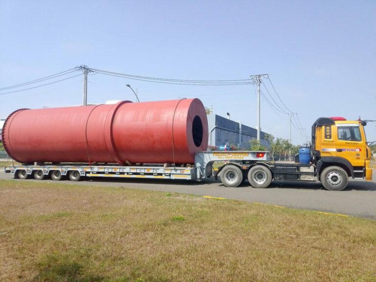 Bồn chứa xăng dầu dạng trụ ngang trên mooc lùn của Project Shipping