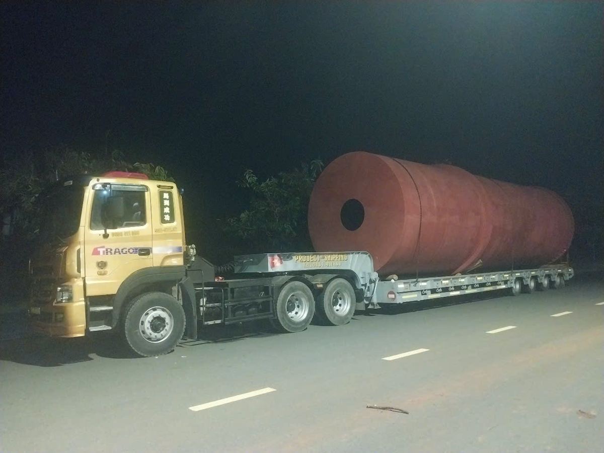 Bồn chứa xăng dầu thép trụ ngang chạy đêm trên mooc lùn đầu kéo Project Shipping
