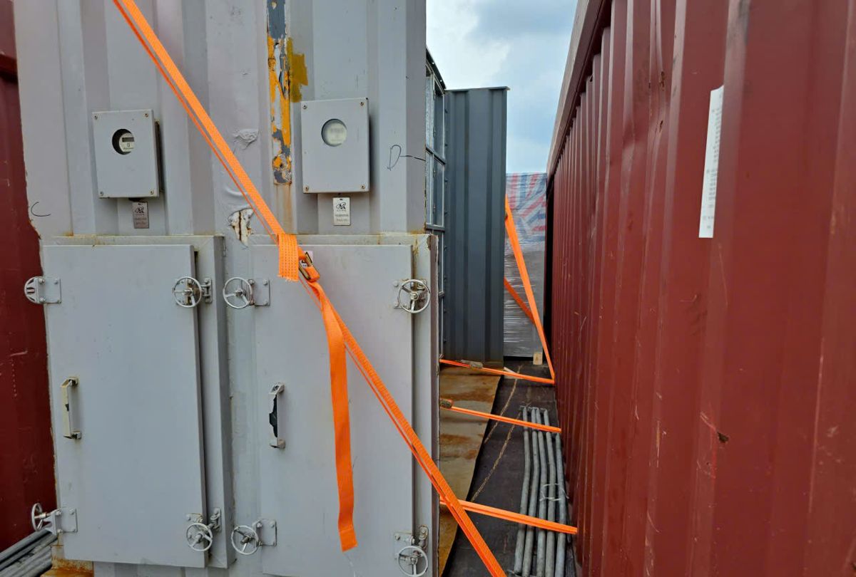 Chằng buộc kiện thiết bị bằng dây đai trong container Open Top