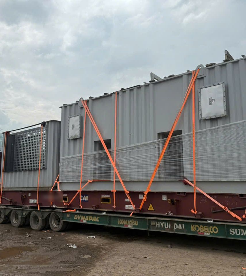 Chằng buộc kiện thiết bị trên cont Flat Rack bằng dây đai bản rộng