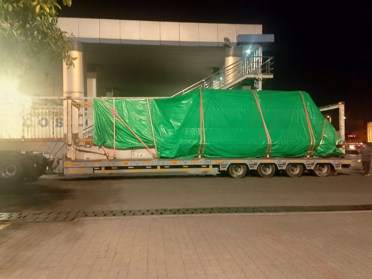 Cont Flat Rack phủ bạt trên mooc lùn Project Shipping chạy đêm