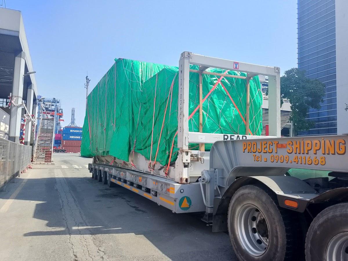 Container Flat Rack trên mooc Project Shipping tại cổng cảng Cát Lái chờ hải quan giám sát