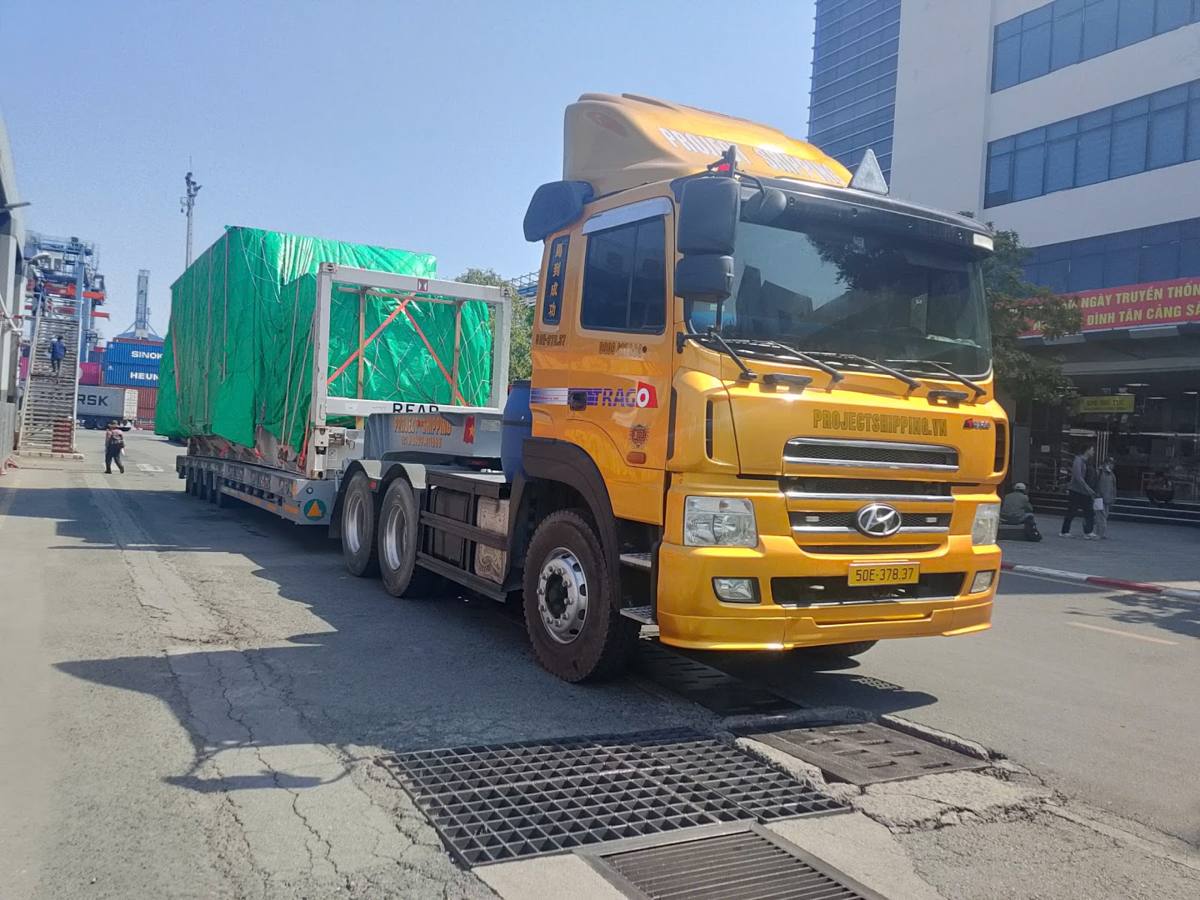 Container Flat Rack và Open Top: cont 40 Flat Rack phủ bạt trên xe Project Shipping rời cảng Cát Lái