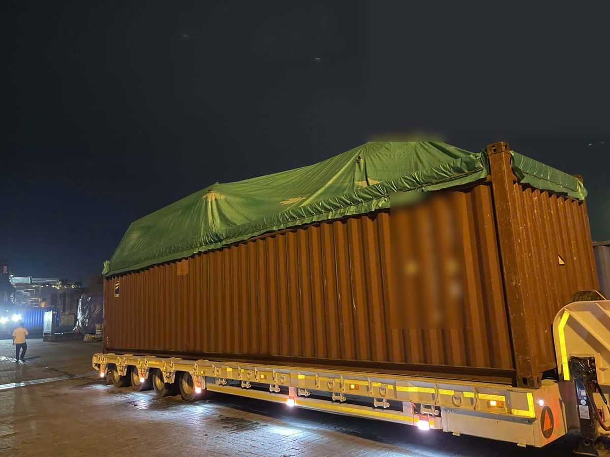 Container open top 40 feet phủ bạt trên mooc tại cảng Cát Lái