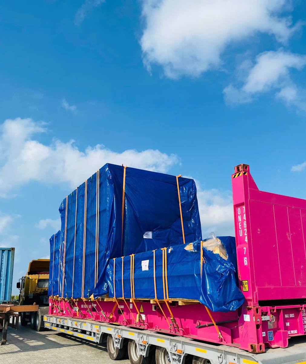 Covered machinery on a 40ft flat rack loaded on a multi-axle lowbed at TCTT terminal, Cai Mep port