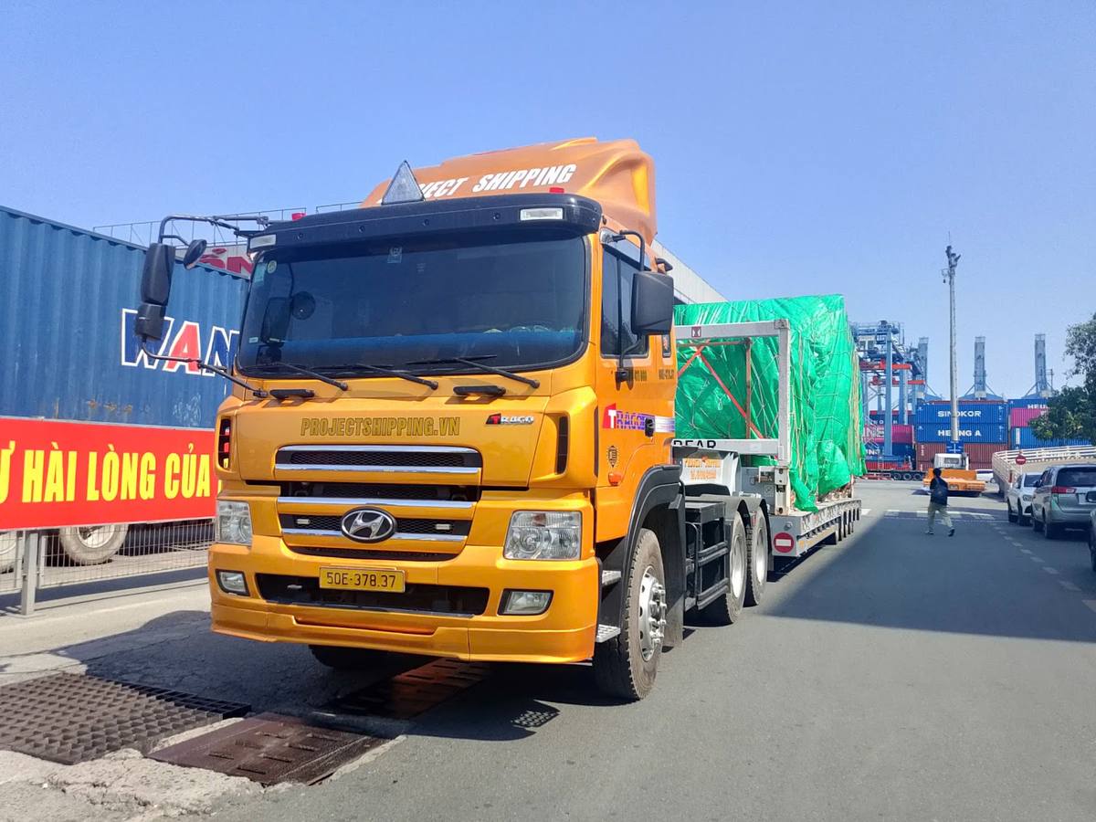 đầu kéo Project Shipping kéo Flat Rack quá khổ ra cảng Cát Lái