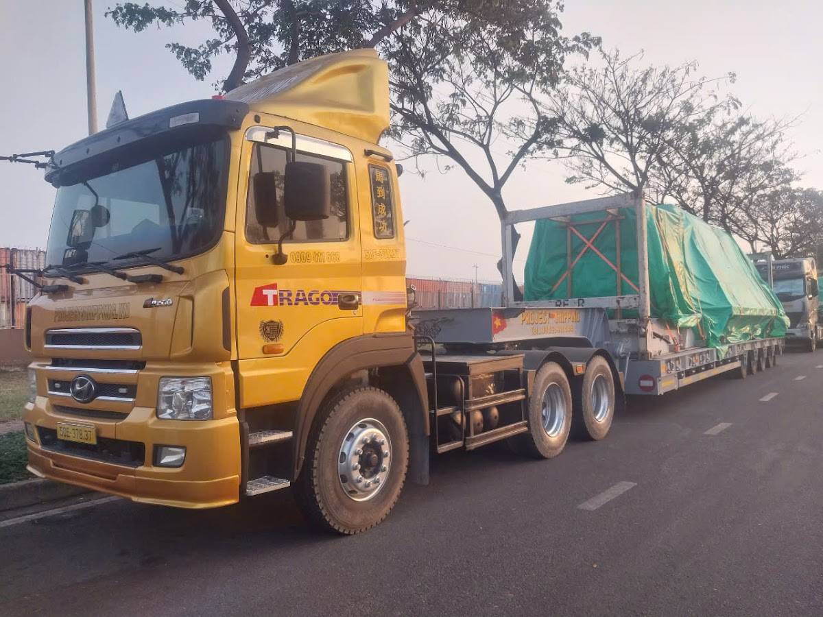 Đầu kéo Project Shipping chở container Flat Rack phủ bạt sau khi thông quan