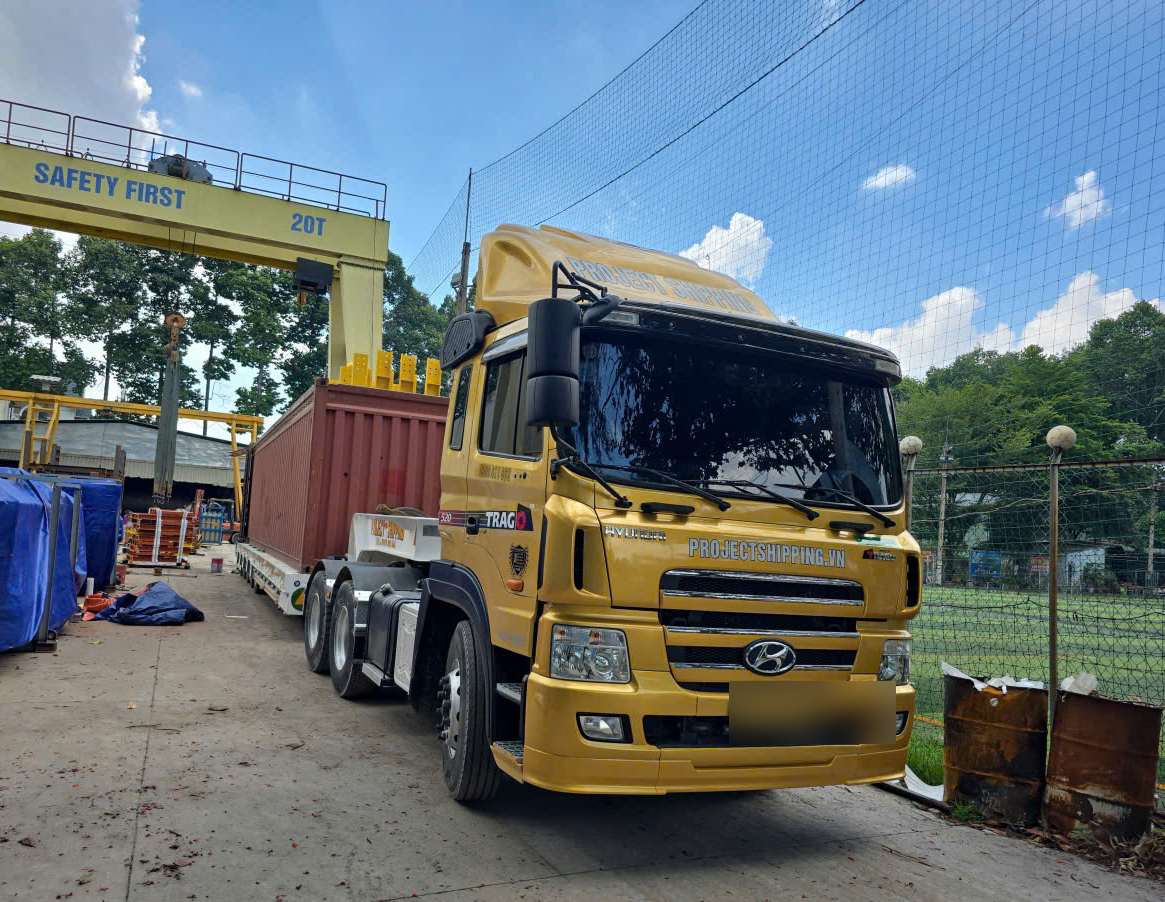 Đầu kéo Project Shipping kéo container open top đóng hàng tại xưởng Dĩ An