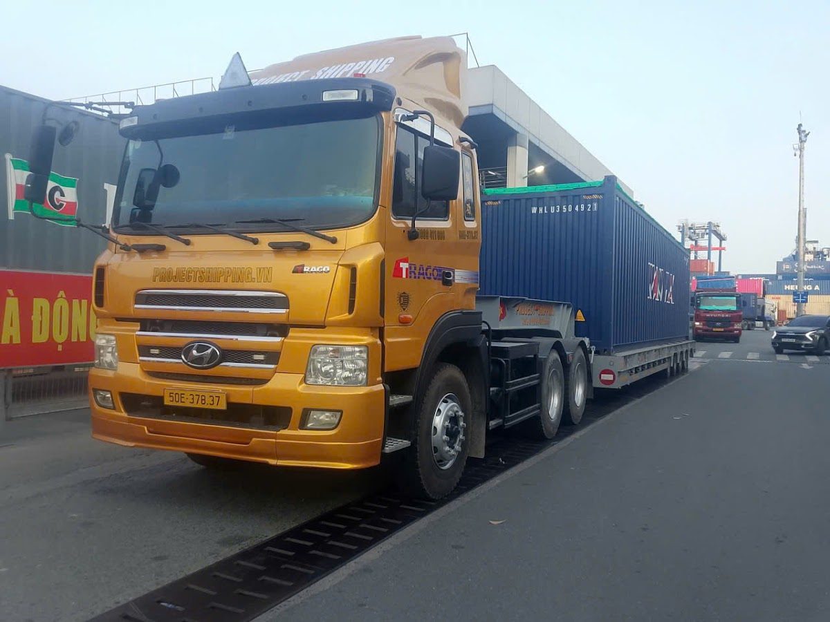 Đầu kéo Project Shipping kéo container sau khi làm xong thủ tục hải quan