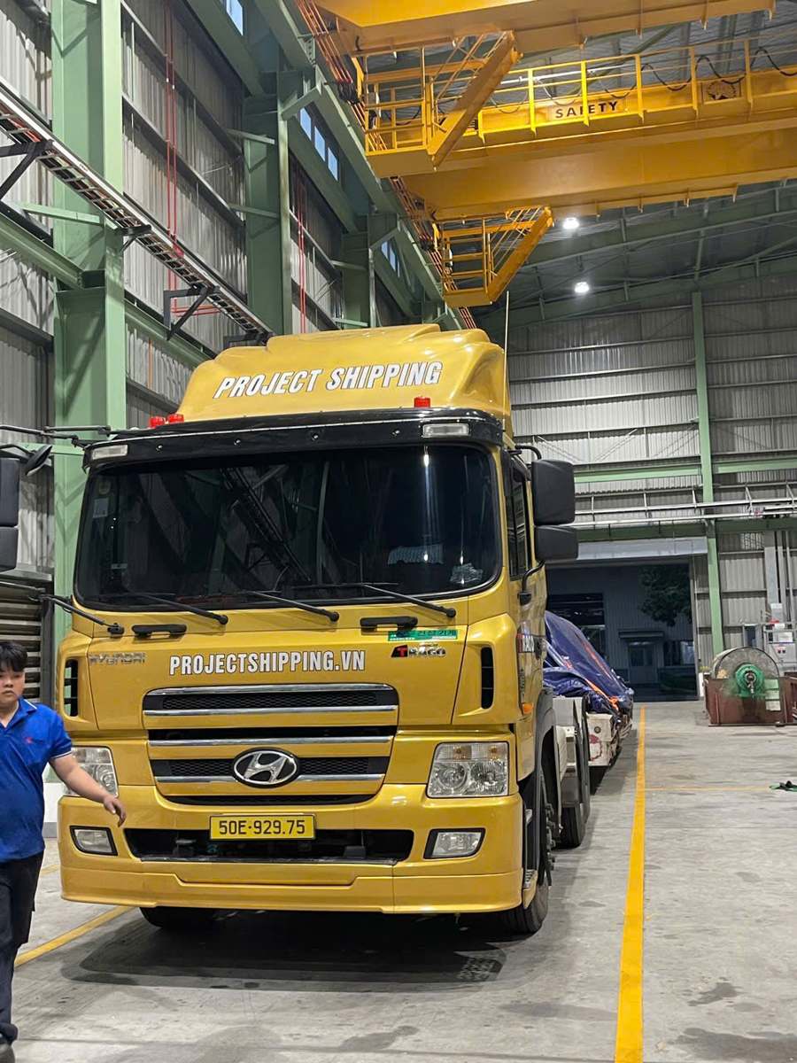 Đầu kéo Project Shipping vào tận trong nhà xưởng có cầu trục để nhận máy