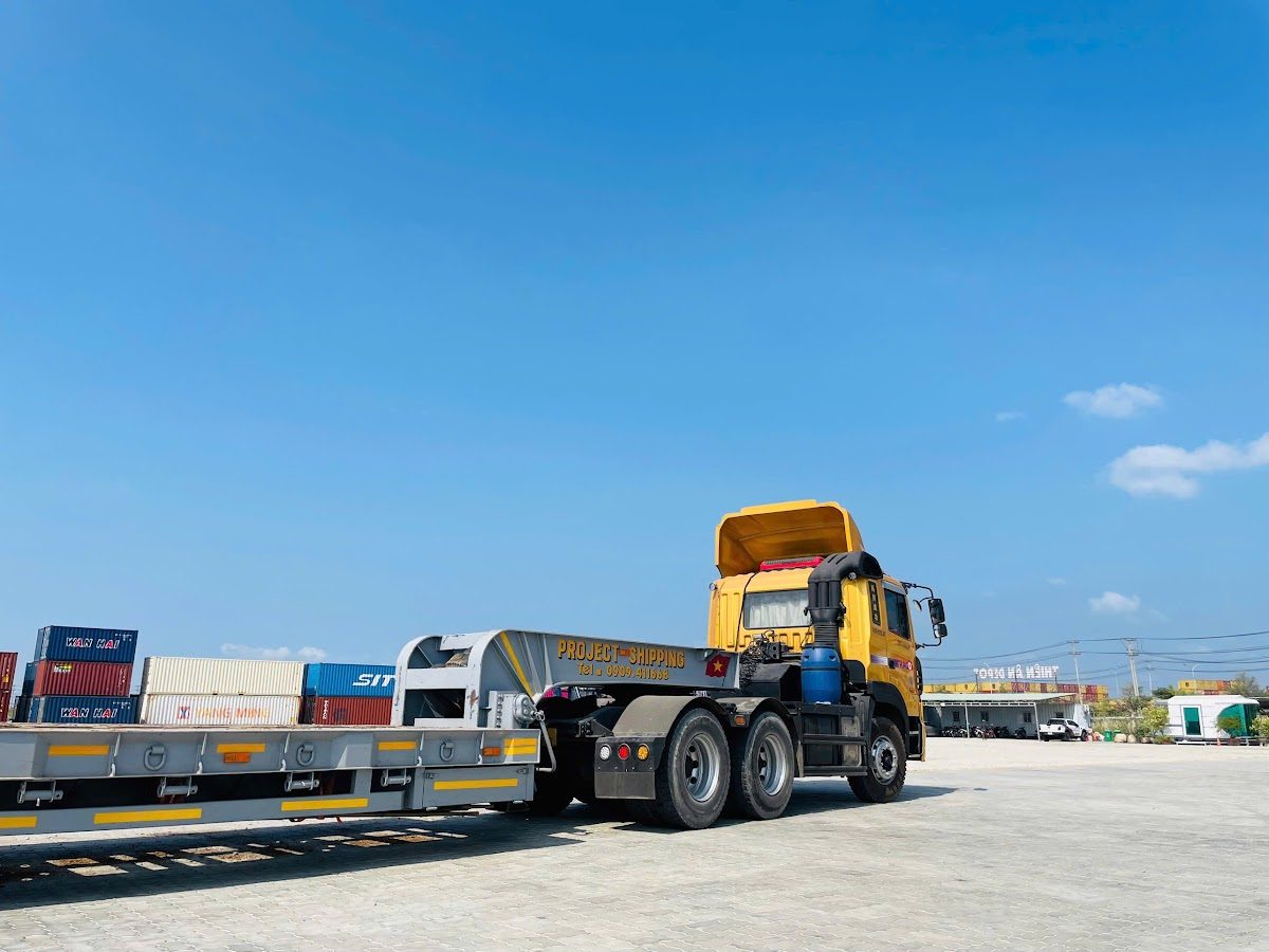 Đầu kéo và mooc lùn Project Shipping tại cảng Cái Mép
