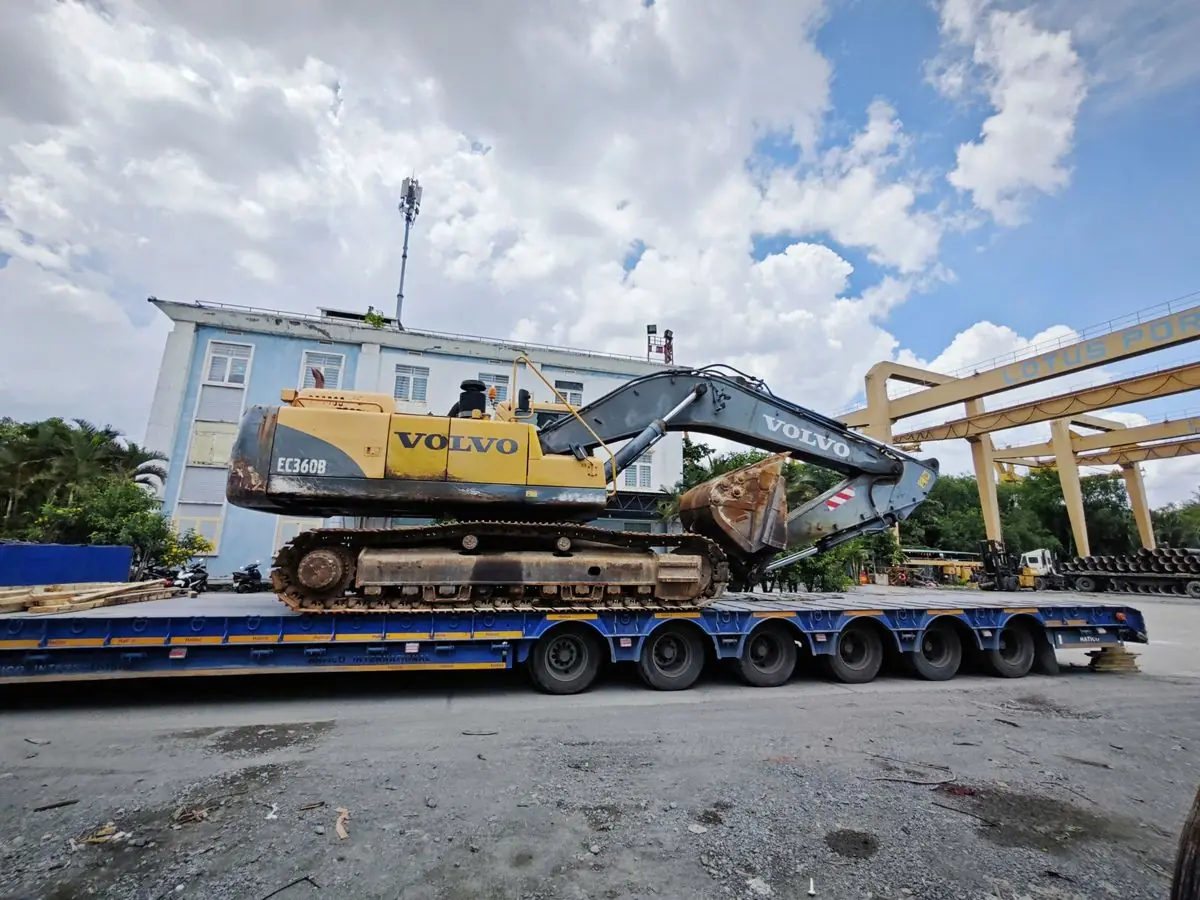 Máy đào Volvo trên mooc lowbed nhiều trục Project Shipping tại cảng Lotus
