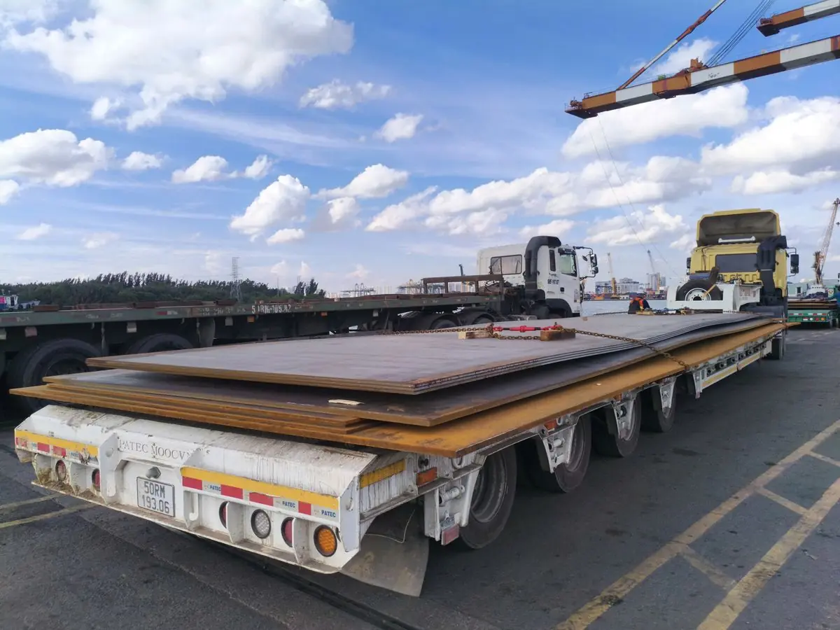 Thép tấm khổ lớn trên mooc lùn Project Shipping đi KCN Long Khánh