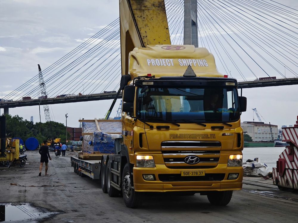 Hapag-Lloyd Local Charges: Project Shipping prime mover and lowbed at Lotus port, Ho Chi Minh City