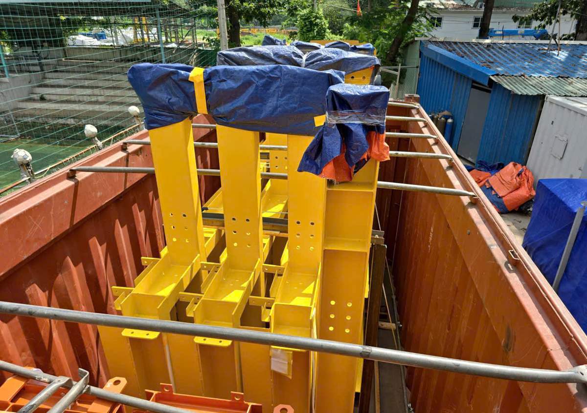 Khung thép xếp đứng trong container open top, thanh kèo nóc đã lắp lại