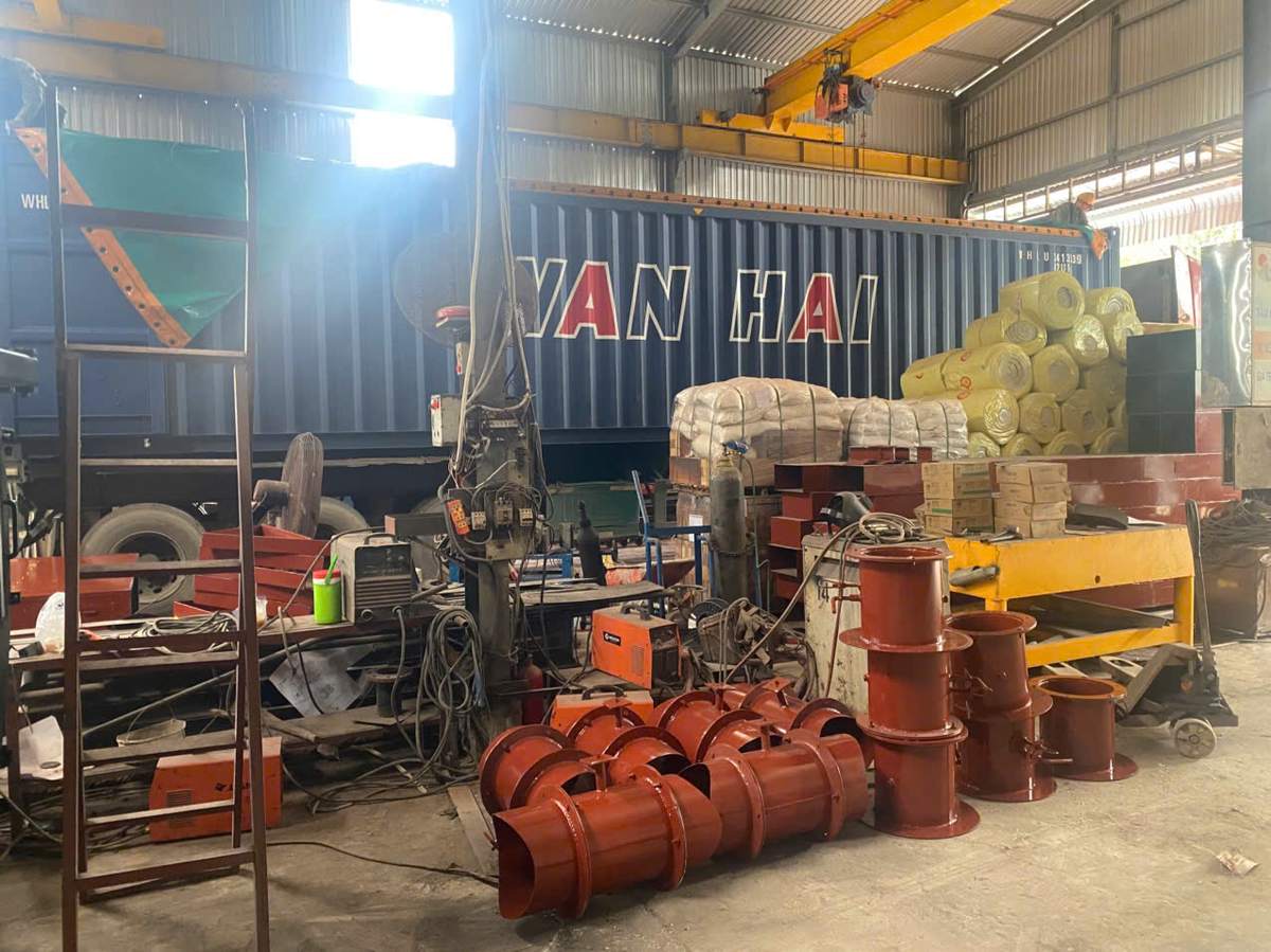 Cụm ống và bộ phận lò hơi công nghiệp tháo rời tại xưởng chờ đóng container