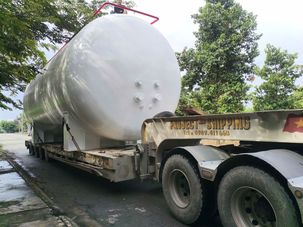 Pressure vessel on a Project Shipping lowbed trailer, Bien Hoa to Moc Bai