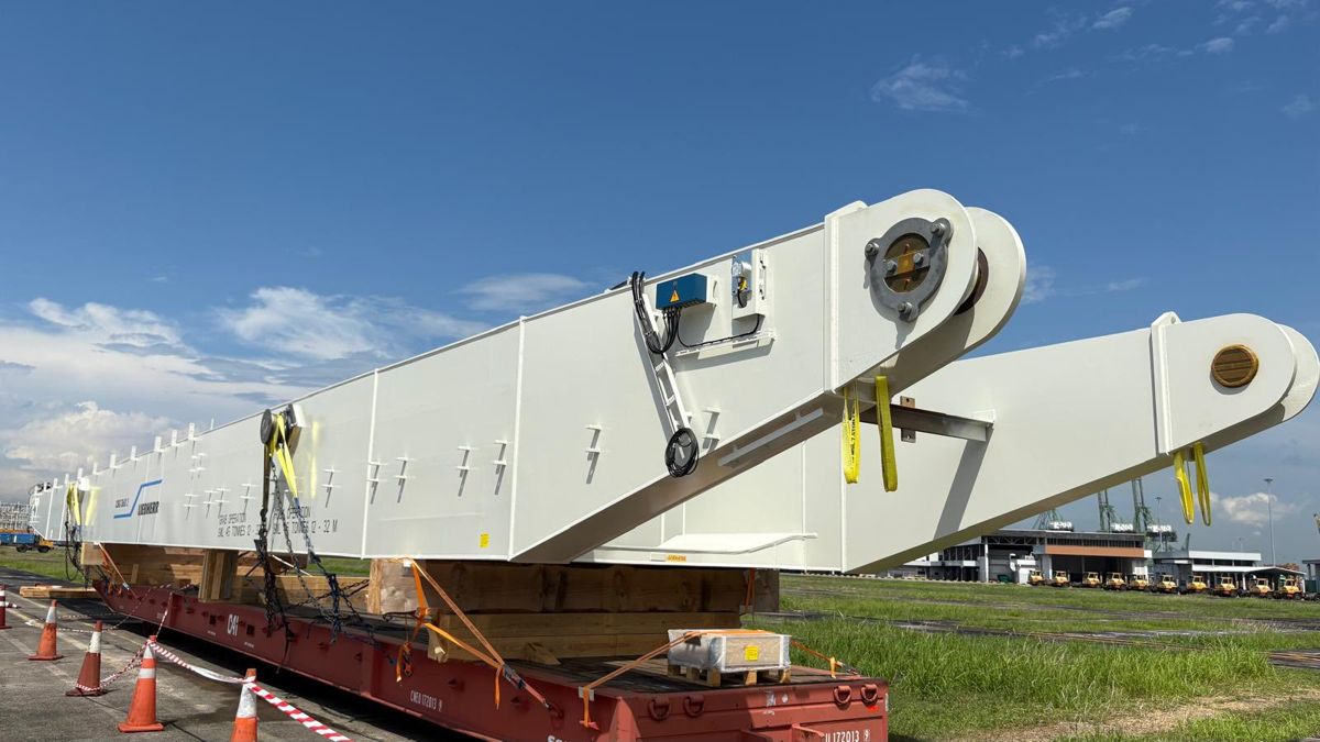 Project cargo in Vietnam: long Liebherr crane boom loaded on a Mafi roll trailer at the port