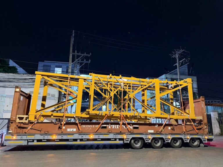 Container Flat Rack chở thiết bị nhô ra hai bên, minh họa thuật ngữ OOG quá rộng trong vận tải