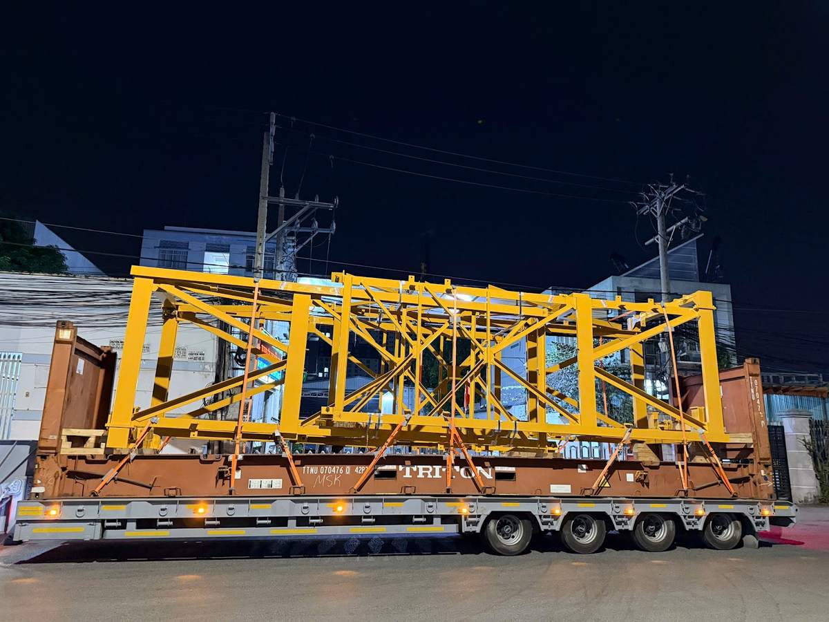 Container Flat Rack chở thiết bị nhô ra hai bên, minh họa thuật ngữ OOG quá rộng trong vận tải