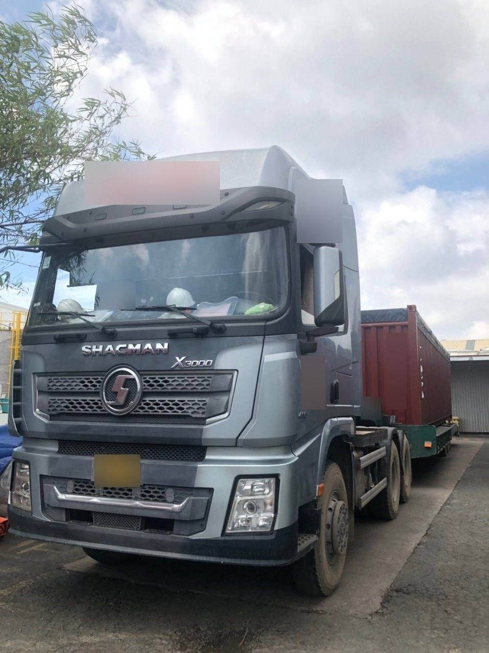 xe đầu kéo chở container Open Top chờ dỡ hàng tại KCN Biên Hòa 2