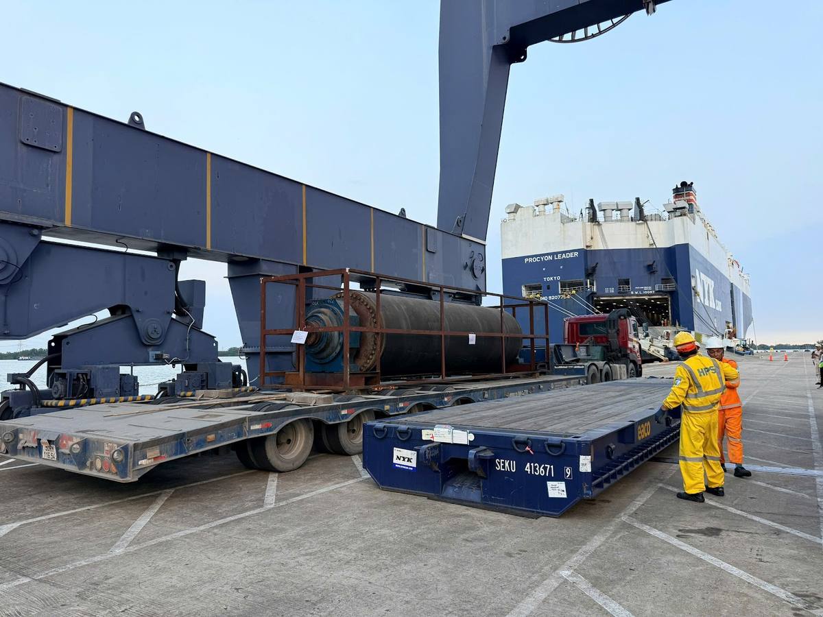Kiện hàng chằng trên mafi chờ lên tàu Ro-Ro tại cảng SPCT