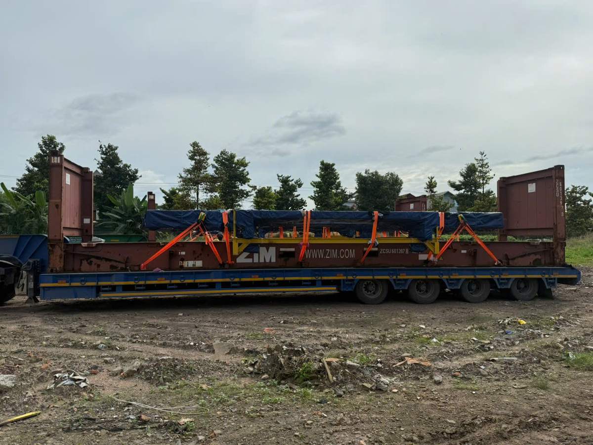 Vận chuyển flat rack Bình Dương: cont 40 flat rack chằng hàng bọc bạt trên mooc tại KCN Dĩ An
