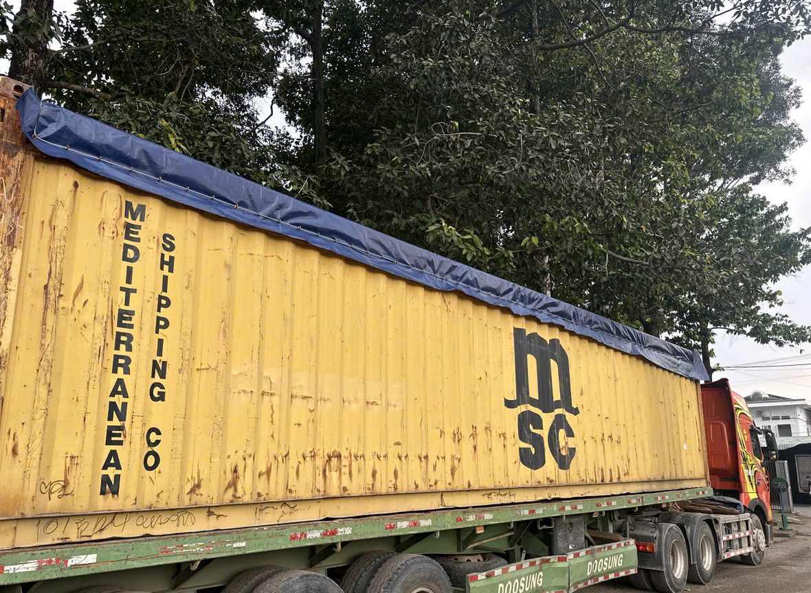 Container Open Top phủ bạt trên mooc chuẩn bị chạy về KCN Phú Mỹ