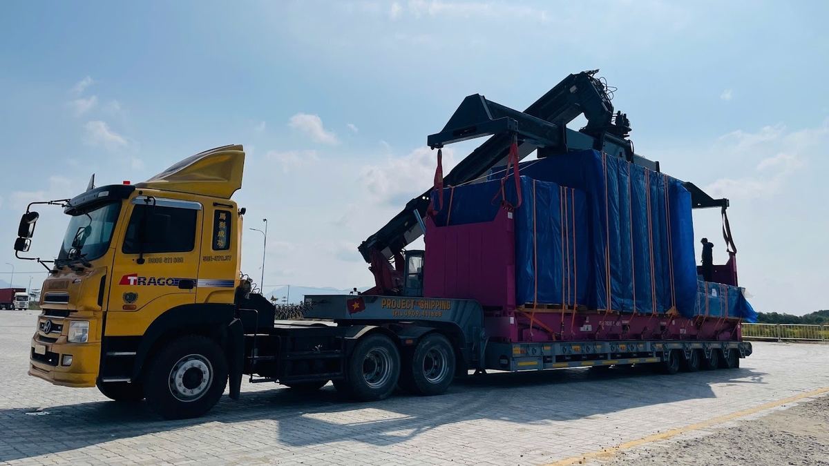 Xe đầu kéo Project Shipping vận chuyển hàng quá khổ Long An