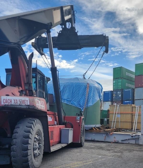 vận chuyển lò nung ủ: reach stacker treo cáp tại cảng Cát Lái