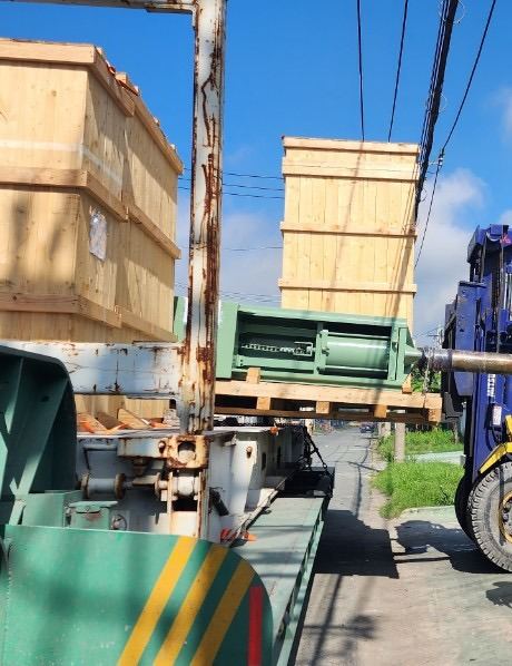xe nâng dỡ kiện gỗ phụ kiện lò nung khỏi Flat Rack