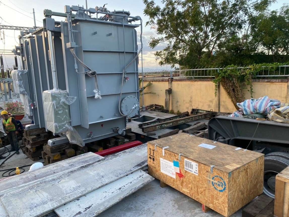 Máy biến áp trên mooc sàn chờ hạ vào bệ móng - Project Shipping