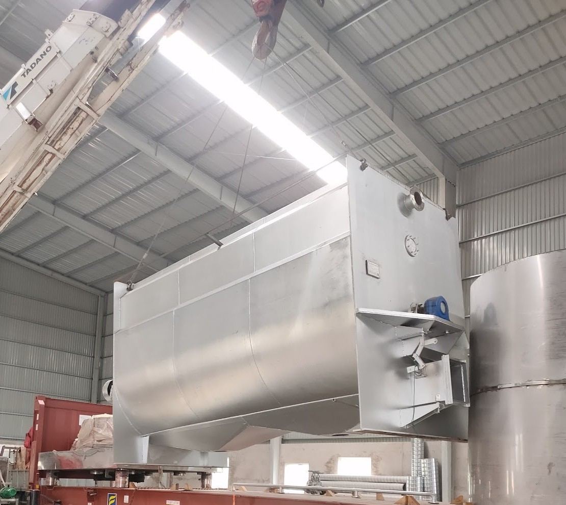 vận chuyển máy giặt công nghiệp: xe cẩu nhấc máy khỏi Flat Rack