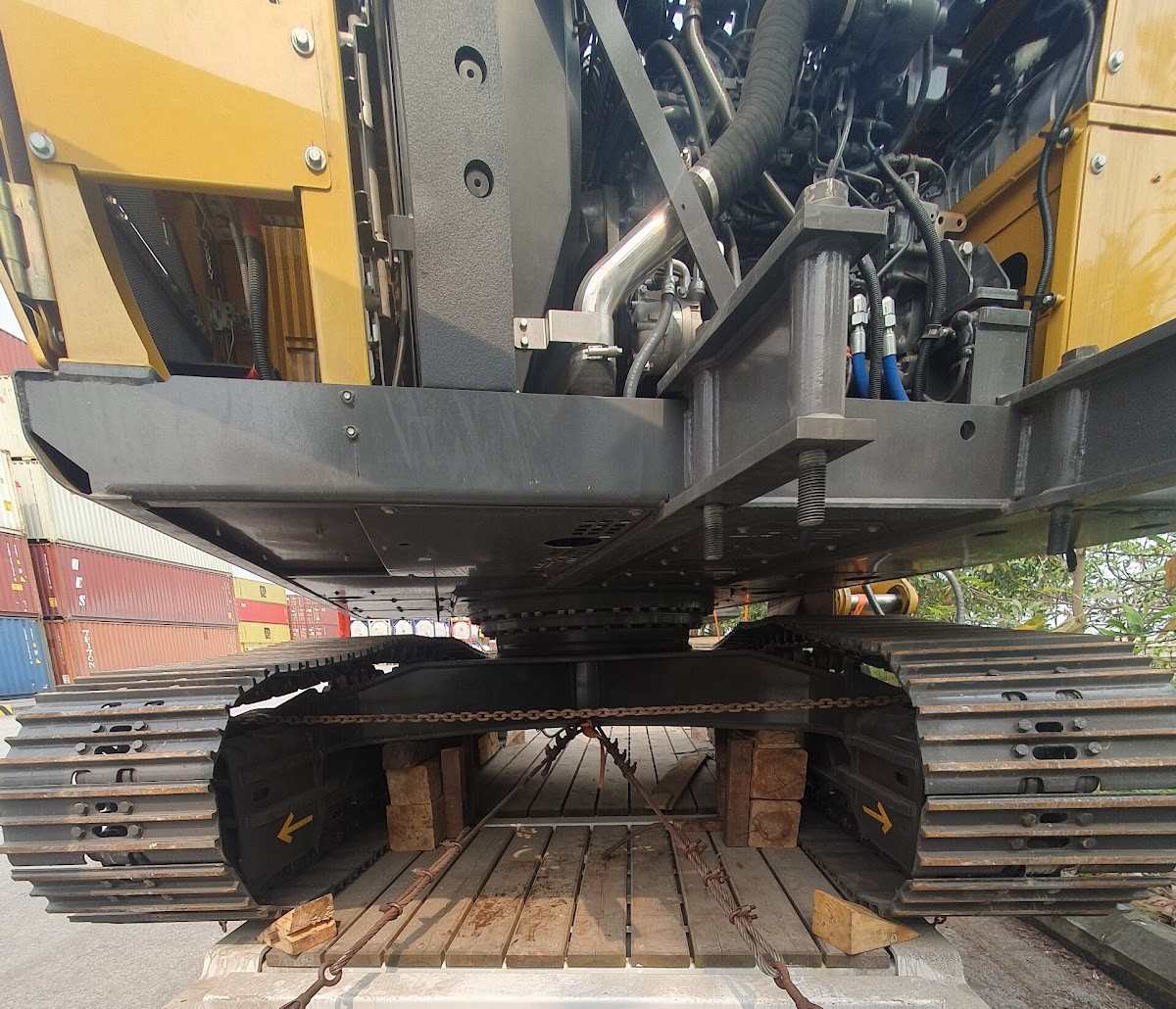 Cận cảnh chằng buộc xe chuyên dụng: cáp lashing và gỗ kê dưới dải xích máy đào