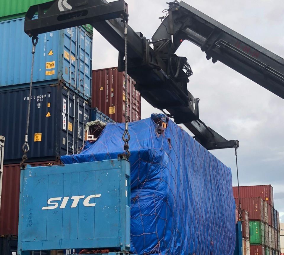 vận chuyển xe chuyên dùng bằng Flat Rack: reach stacker treo cáp