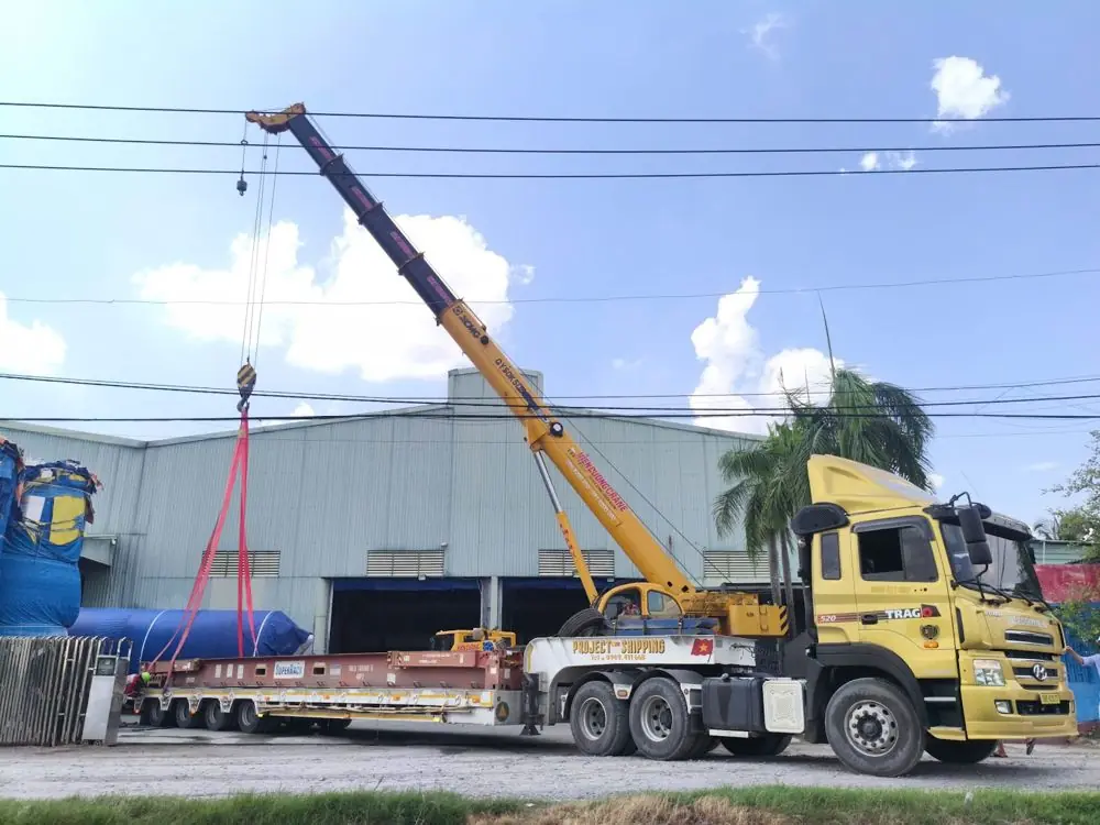 Xe cẩu nâng thiết bị lên mooc lowbed Project Shipping tại nhà máy