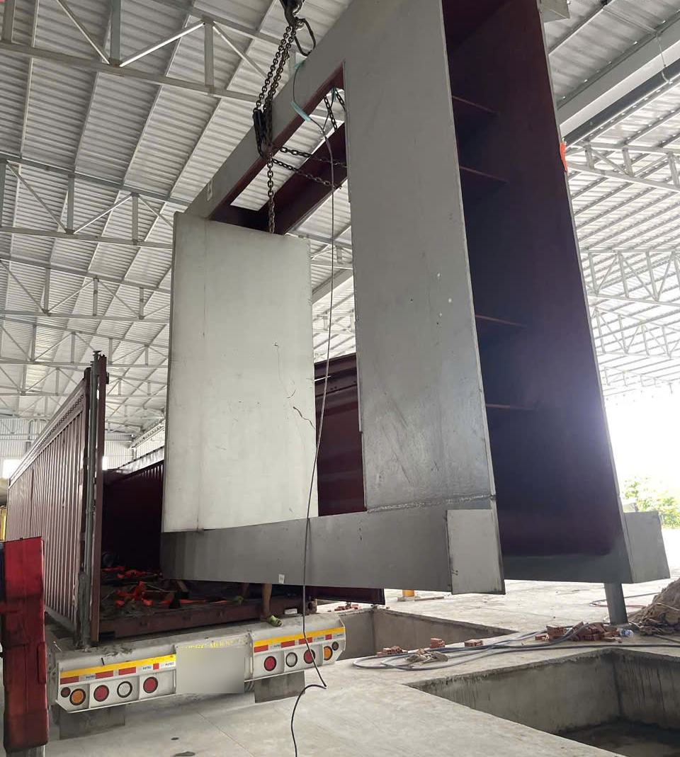 Xe cẩu nhấc khung thép ra qua nóc container open top