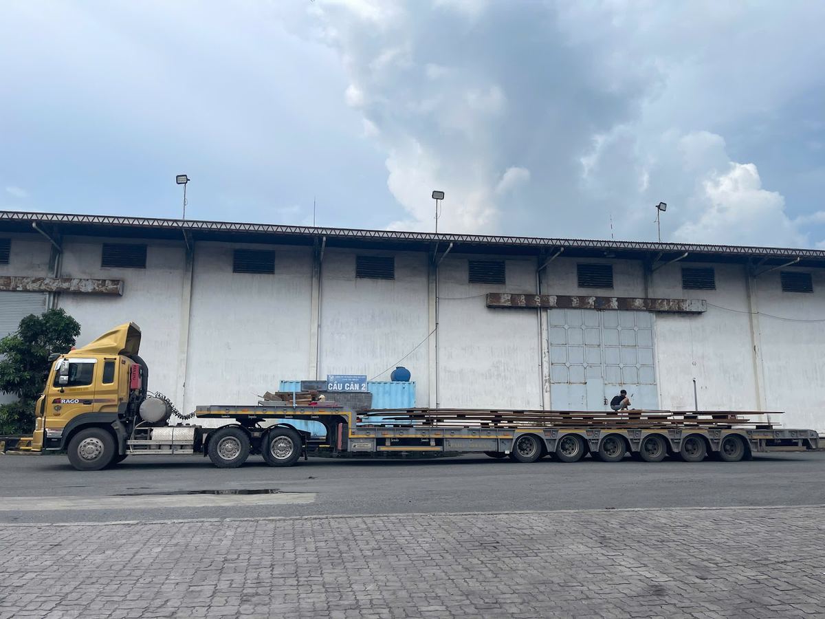 xe chở thép tấm tại kho cảng quận 7