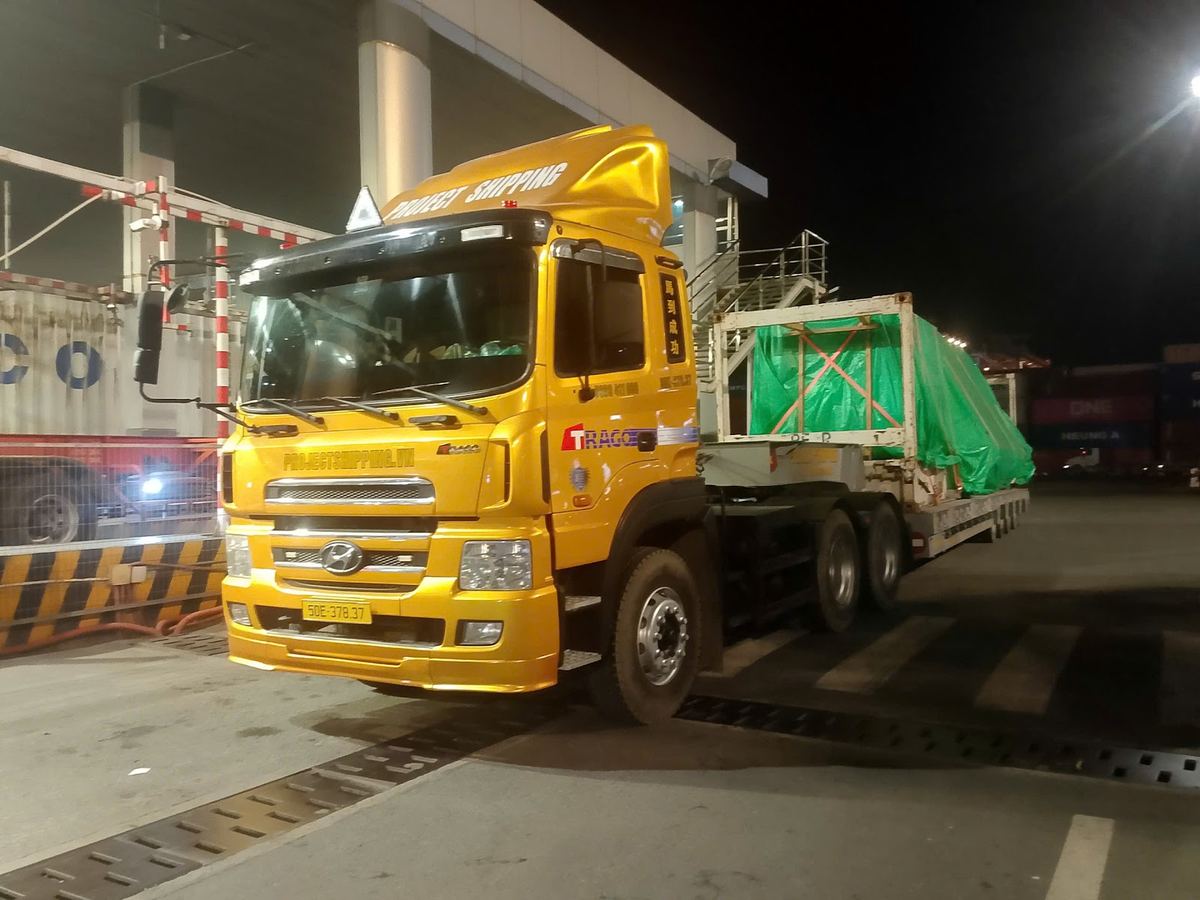 xe quá khổ Project Shipping chạy đêm qua cổng cảng