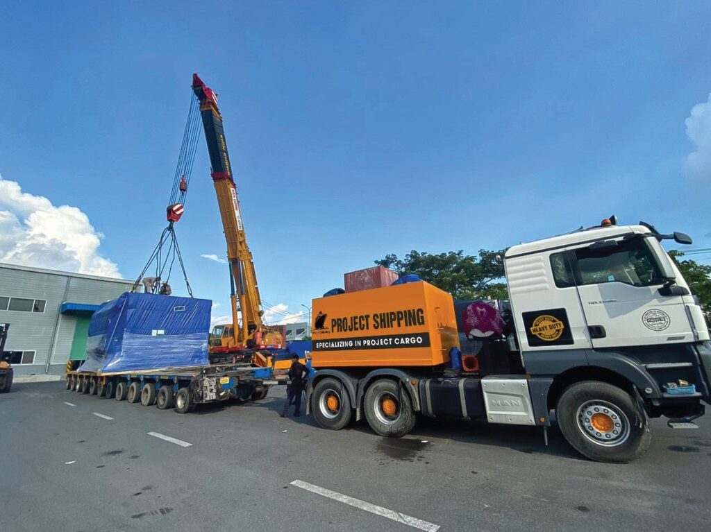 Xe đầu kéo Project Shipping nhận hàng dự án bằng xe cẩu tại nhà máy